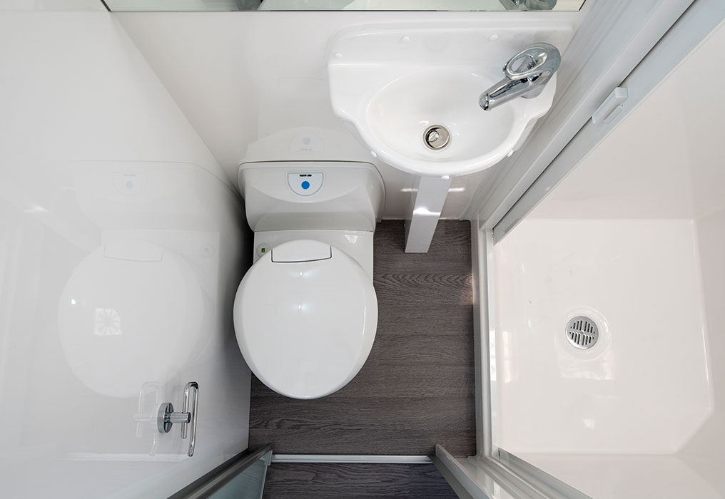 Winnebago Byron 6 Berth Motorhome Interior Ensuite with a separate shower