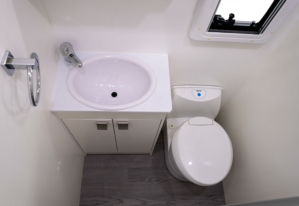 Winnebago Burleigh 6 Berth Motorhome Interior Ensuite with separate shower